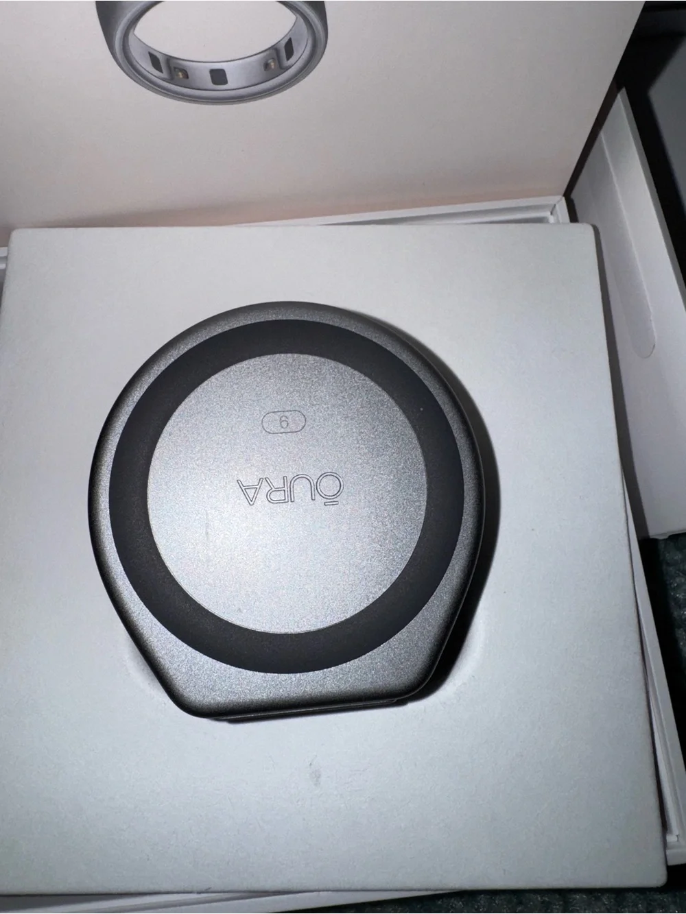 oura ring 4 size 9 brushed silver with 2 dock and battery charger